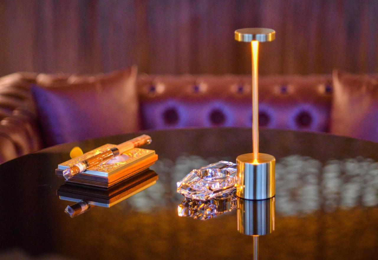 Century Marina Hotel - Lusail Exterior foto The table lamp
